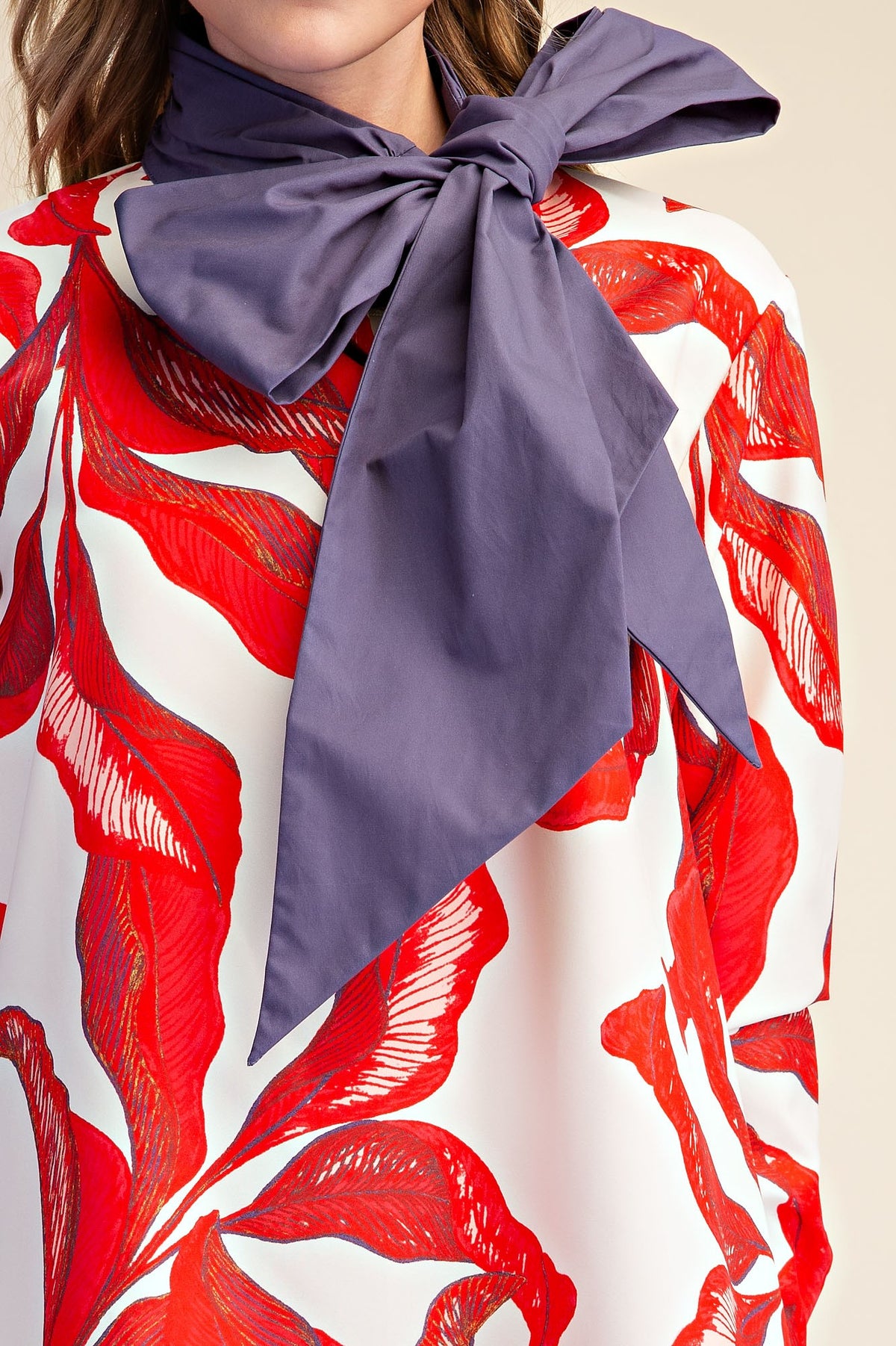 Detalle del lazo violeta y del estampado botánico rojo
