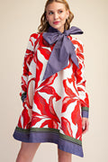 Vista frontal del vestido Musa Botánica con estampado rojo y lazo violeta