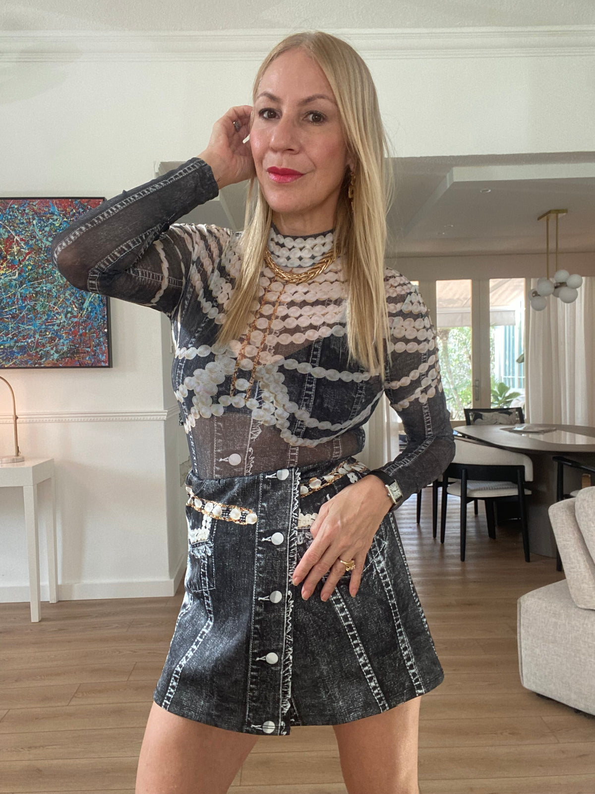 Vista frontal del conjunto Midnight Glam con bodysuit estampado y skort negro.